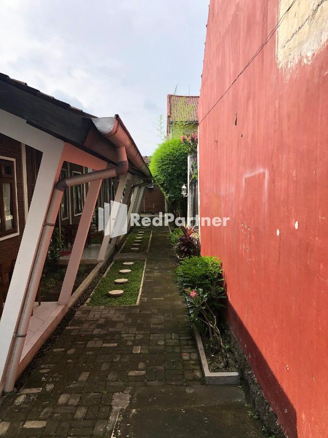 Rifka Annisa Guesthouse Syariah Redpartner Yogyakarta Esterno foto