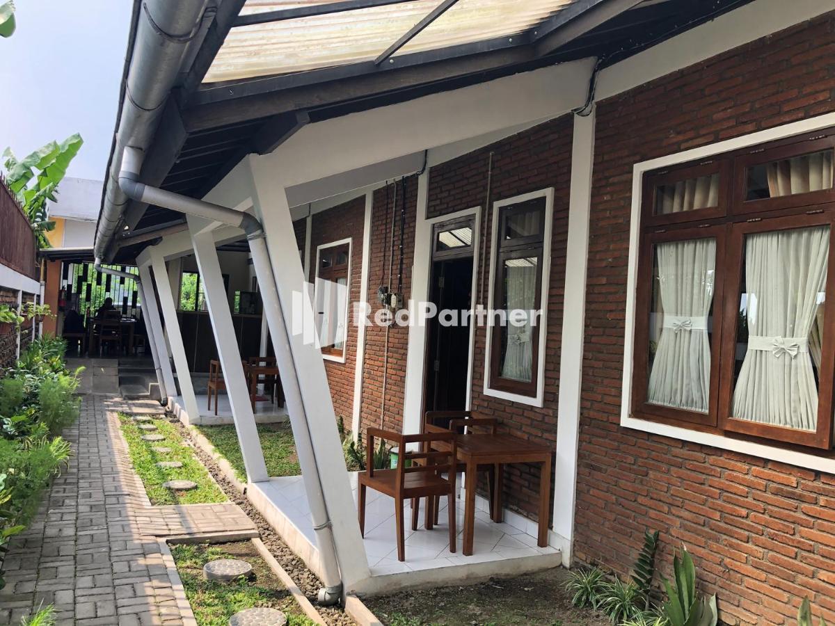 Rifka Annisa Guesthouse Syariah Redpartner Yogyakarta Esterno foto